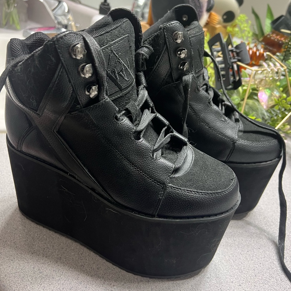 YRU black qozmo chill- worn once!